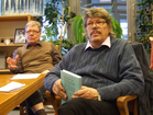 Poliittisen historian emeritusprofessori Jorma Kalela (vasemmalla) ja kirjailija Timo Sandberg keskustelivat tekijän mukanaolosta historiikeissa ja siitä miten todellisuus heijastuu fiktiivisissä teoksissa.