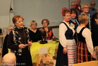 Kalevalanpäivän runo- ja laulutuokion juonsi Alli Kantola, joka lausumassa yleisölle tilaisuuden alkusanat.