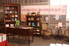 Salpausselän kirjailijat r.y:n osasto Lahden kirjamessuilla 19.-20.2.2011. Osaston kalusteet antiikkikeskus Fasetista, Salpakankaalta.